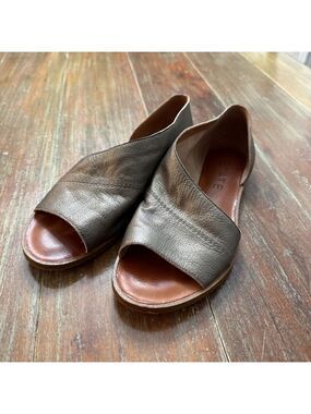 1.STATE Metallic Pewter Leather Flat Sandals Womens Size 6
